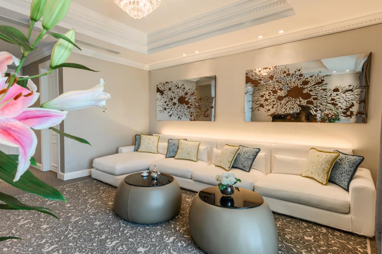 Centara West Bay Hotel & Residences Doha Ngoại thất bức ảnh The lobby of the hotel