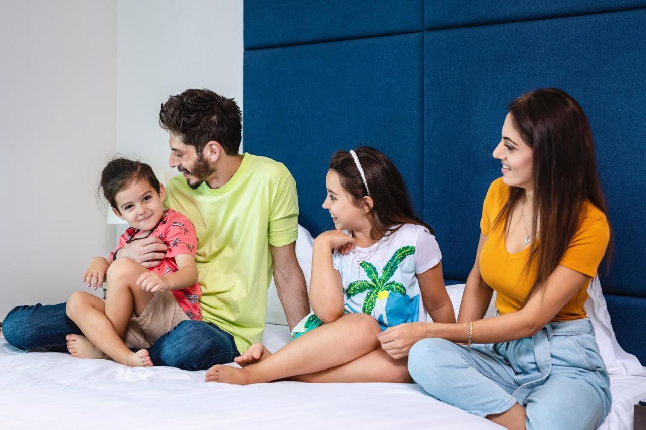 Centara West Bay Hotel & Residences Doha Ngoại thất bức ảnh A family