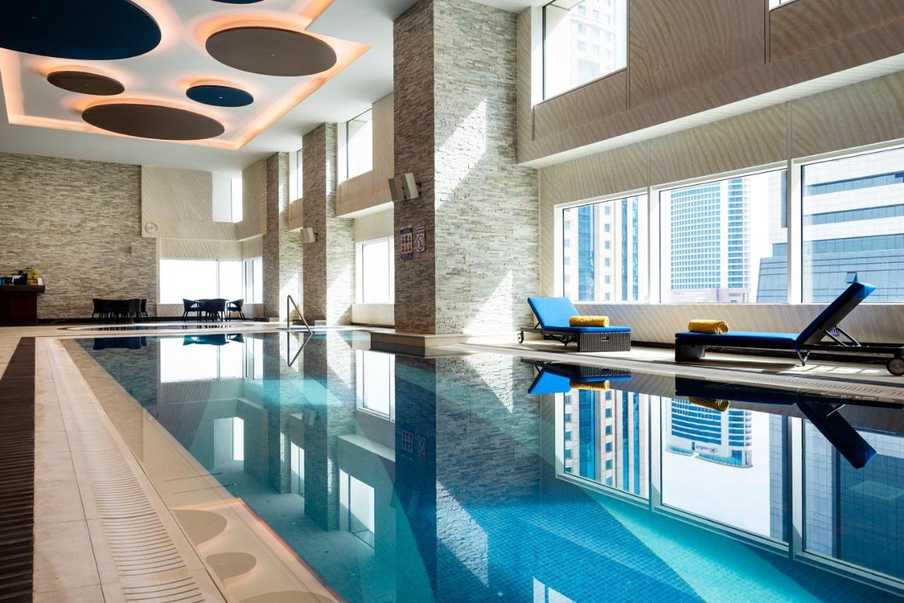 Centara West Bay Hotel & Residences Doha Ngoại thất bức ảnh The pool at the hotel